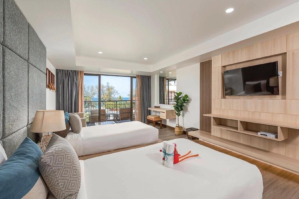 Baan Laimai Beach Resort & Spa：豪华池景房床铺
