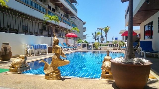 Blue Sky Residence：酒店楼旁的室外泳池