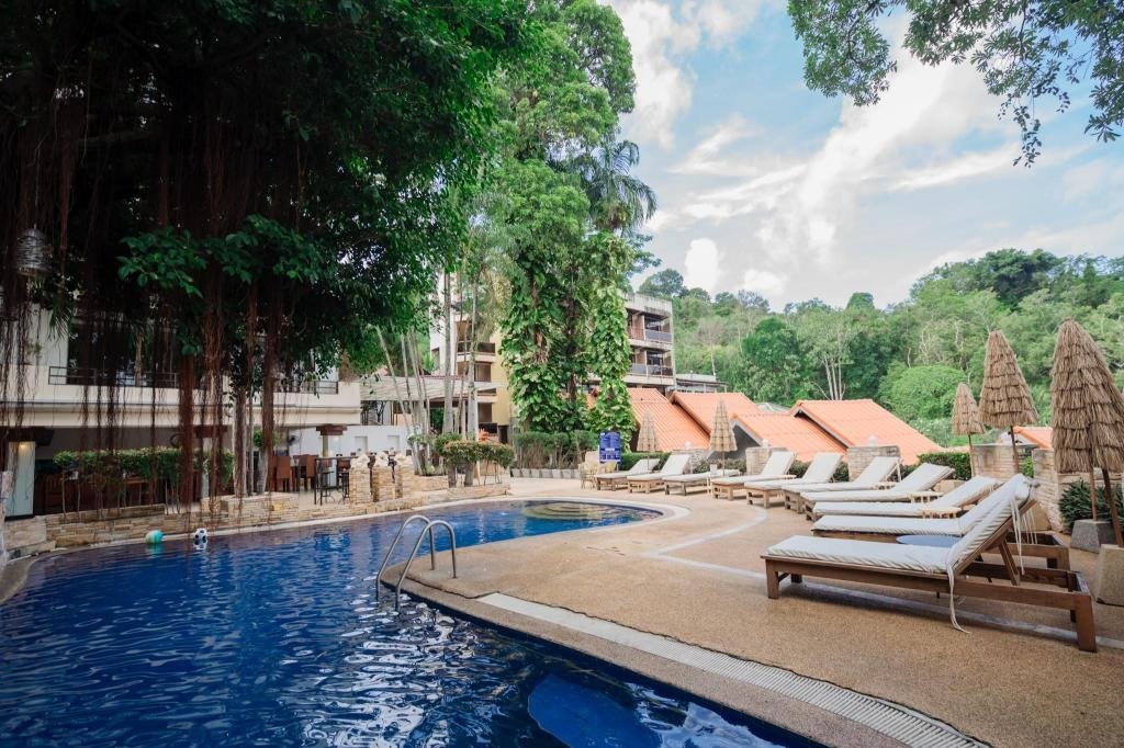 Club Bamboo Boutique Patong Beach Resort：室外泳池