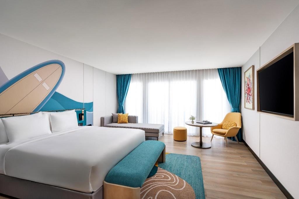 M Social Hotel Phuket:Social露台特大床房卧室(Afterglow翼)