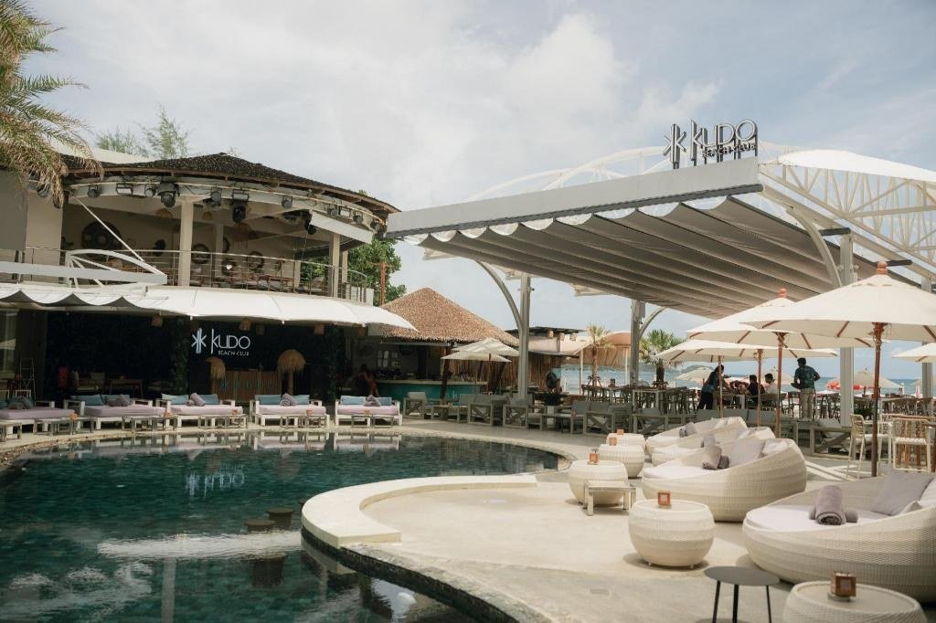 Kudo Hotel & Beach Club：室外泳池