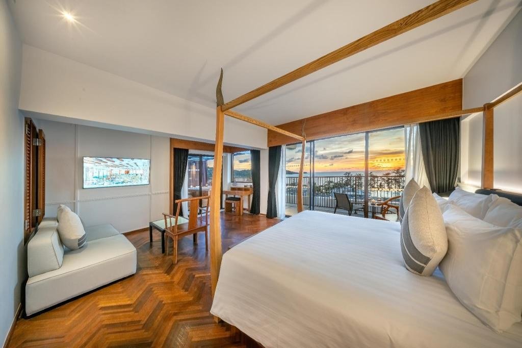 Patong Beach Hotel by See2Sea：豪华转角特大床房卧室