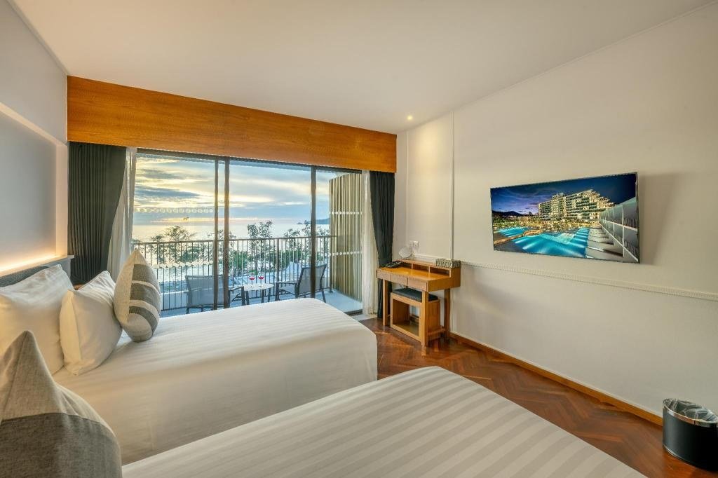 Patong Beach Hotel by See2Sea：豪华海景双床房卧室