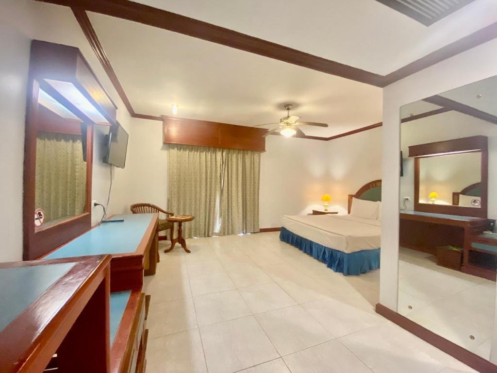 Patong Palace Hotel：高级双人房卧室