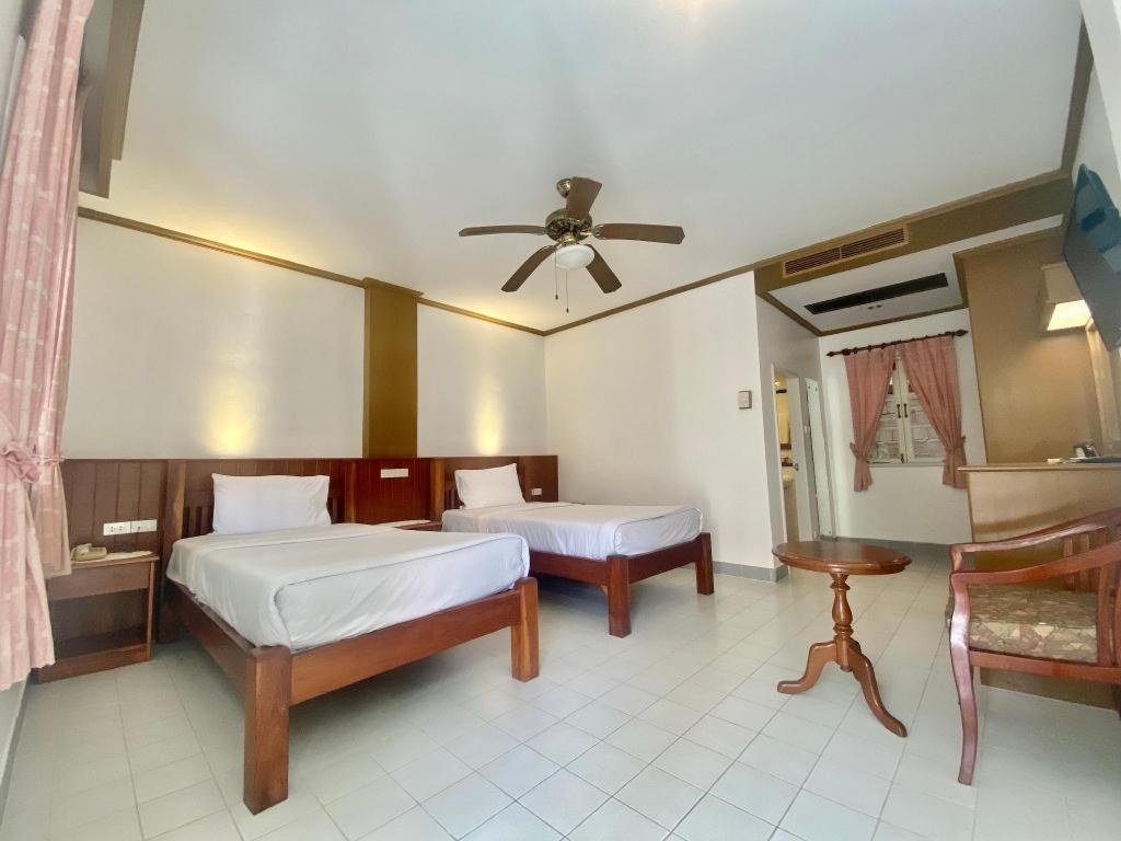 Patong Palace Hotel：高级双床房卧室